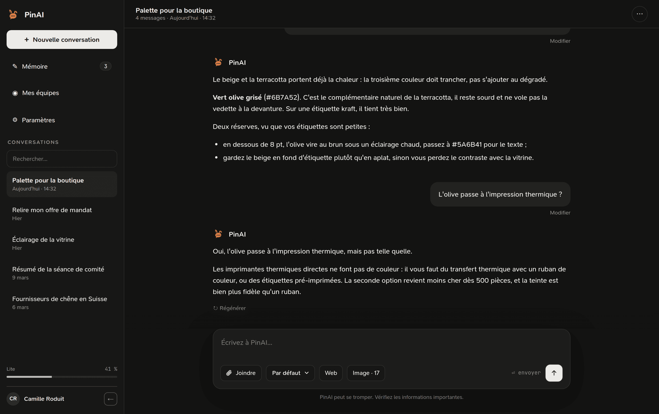 Une conversation dans PinAI, avec la mémoire et l'historique dans la barre latérale.